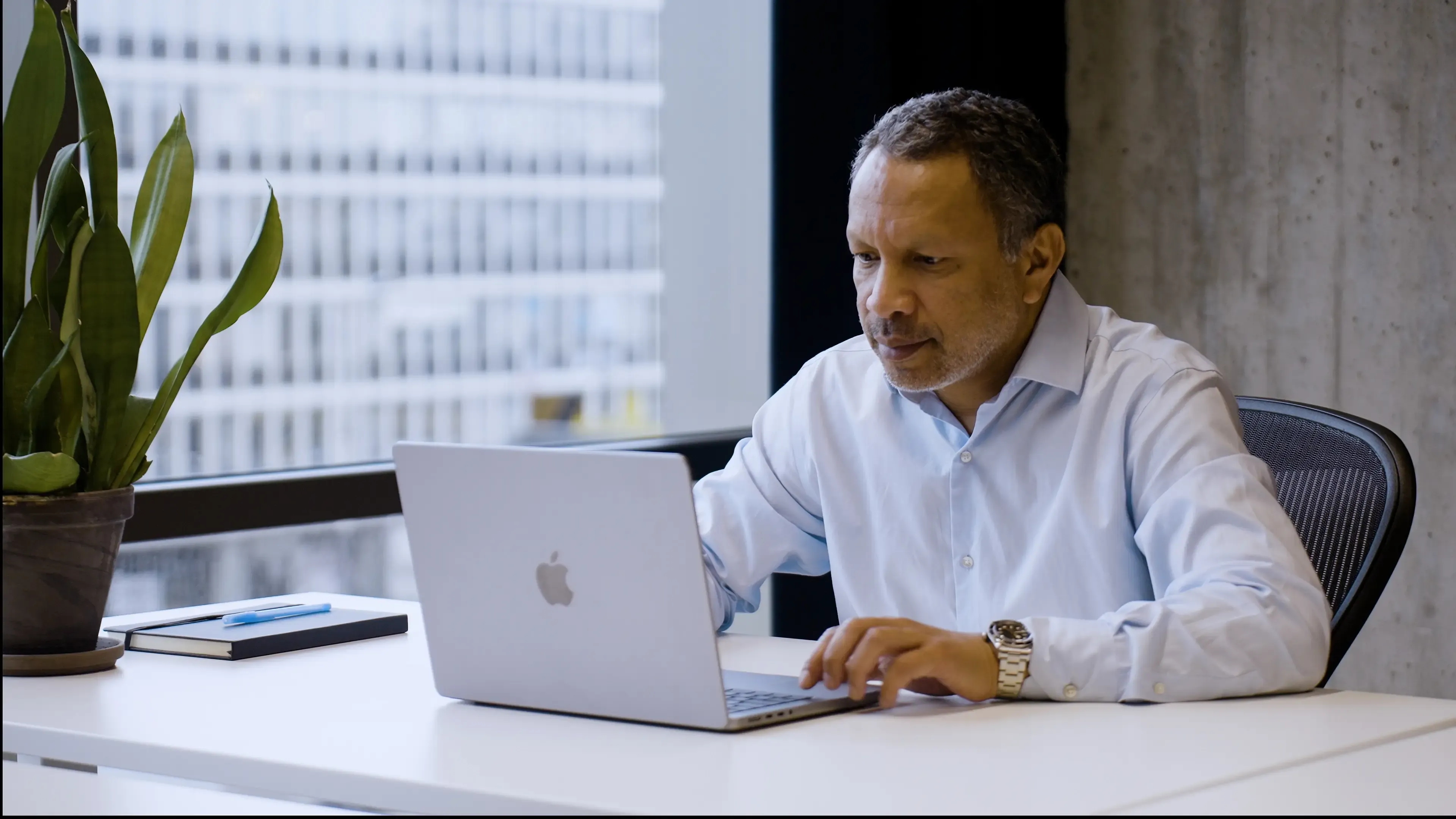 Man achter laptop